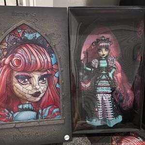 Monster High Fang Favorite EXTREMELY RARE Rochelle Goyle Doll